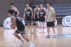 竞技宝官网:篮球比赛风头正劲，各队士气高涨